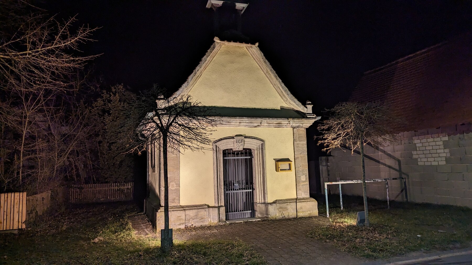 Kapelle bei Nacht